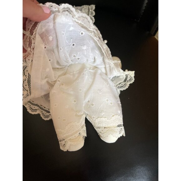 Vtg Handmade Little Girl Wedding Dress Doll With Long Lace Train And Pearl Beads - Picture 5 of 10